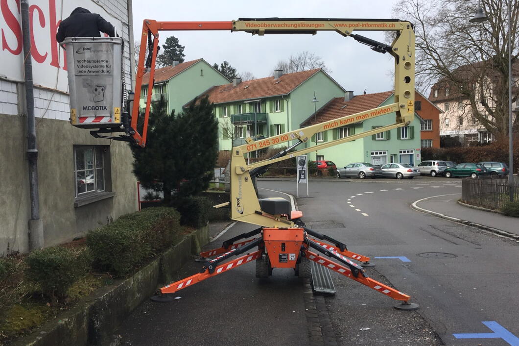 Baustellenkamera mit unserer Hebebühne montiert