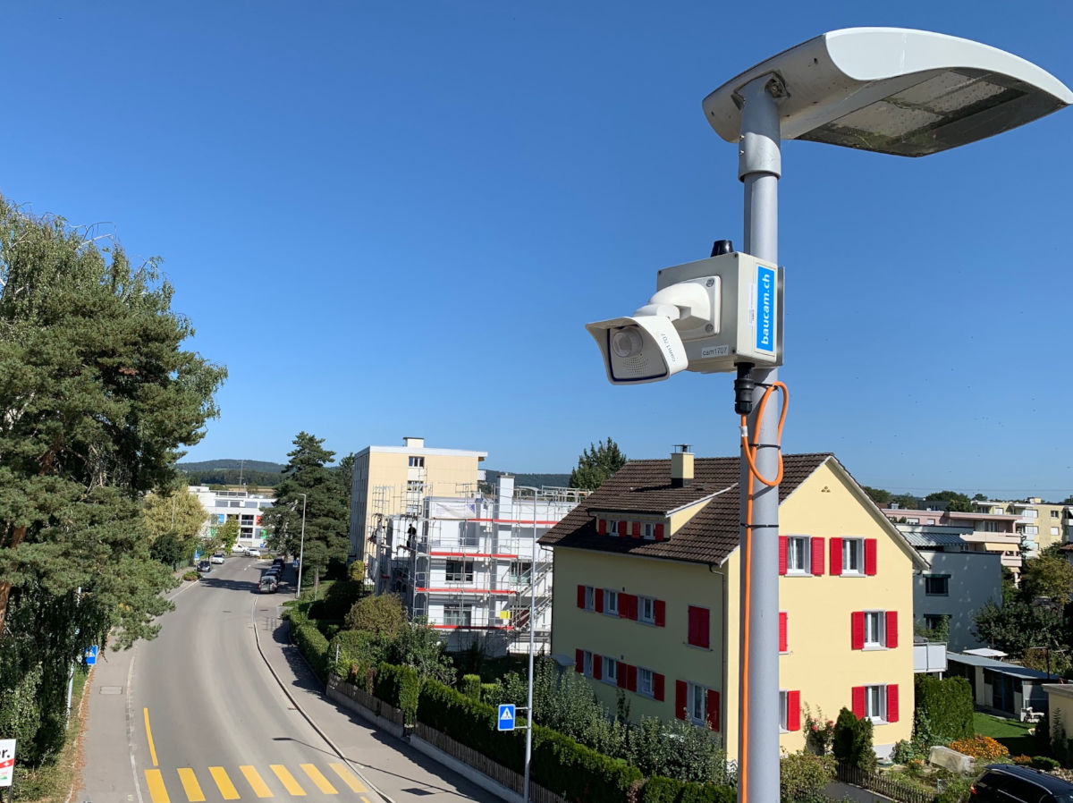 Baustellenkamera an Beleuchtungsmast montiert