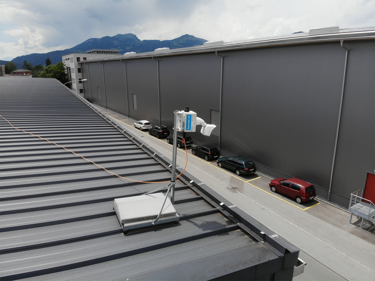 Baustellenkamera an Flachdachhalterung montiert