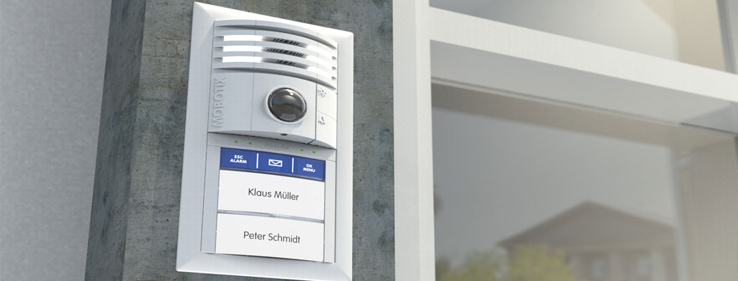 MOBOTIX-Zutrittskontrolle MOBOTIX-Zutrittskontrolle neben einer Türe stationiert