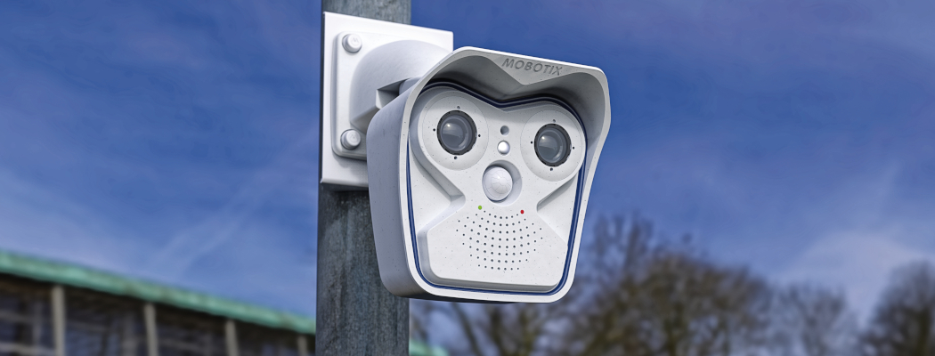 MOBOTIX M16 MOBOTIX M16 draussen an einem Masten monitert