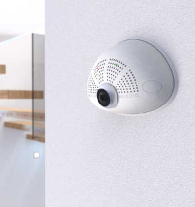 MOBOTIX i26b seitlich an der Wand